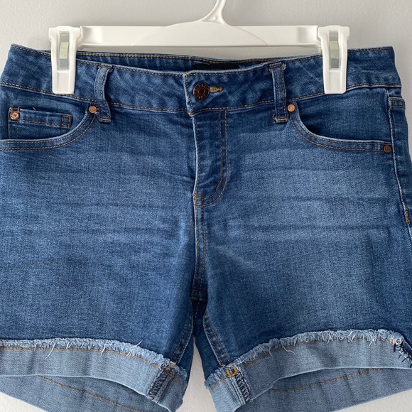 Celebrity Pink cuffed stretch jean shorts size 9/29 - Picture 3 of 8